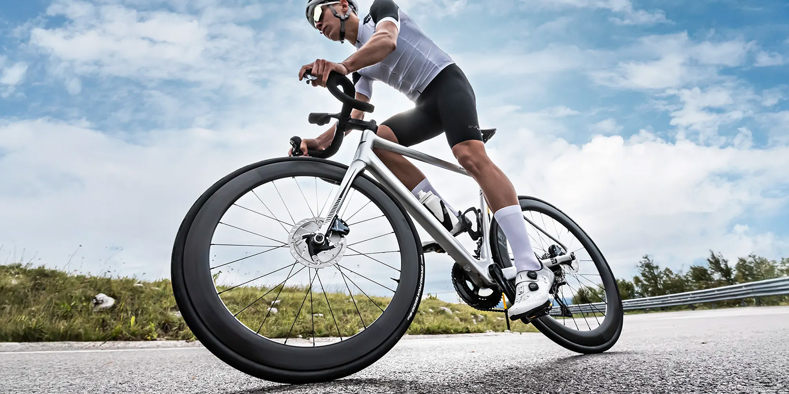 Ciclista con pedales con potenciómetro Favero Assioma