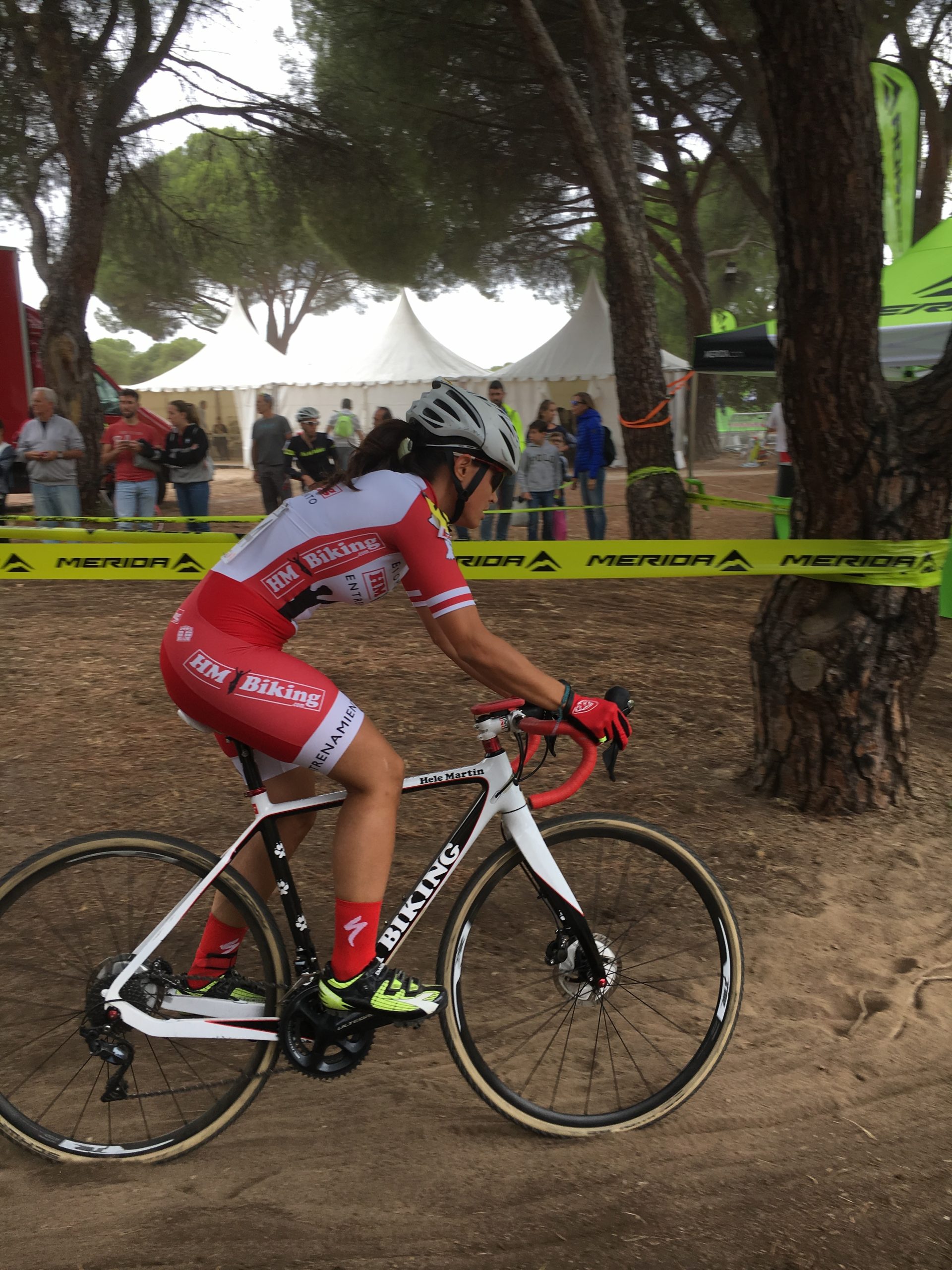 Helena Martín compitiendo en una carrera de ciclocross