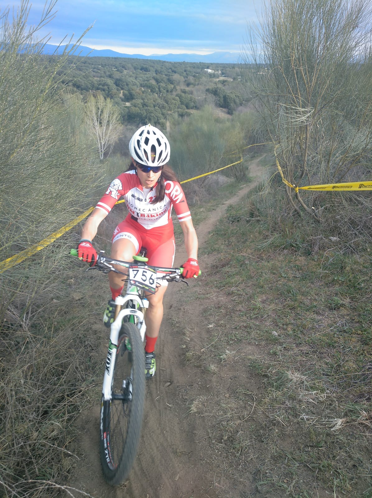Helena Martín compitiendo en una prueba de MTB XCO, entrenadora de ciclismo online
